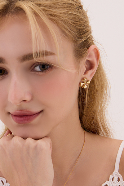 不對稱亮鑽花瓣。銀針耳環