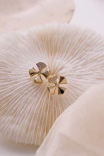 不對稱亮鑽花瓣。銀針耳環