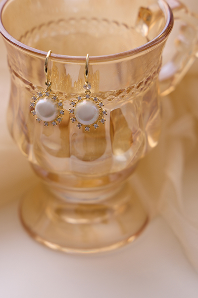 亮鑽珍珠花。銀針耳環