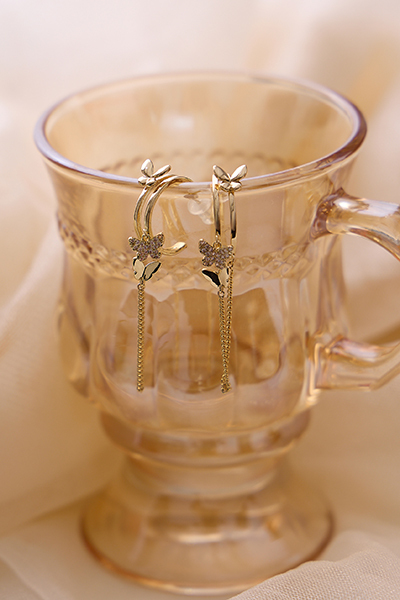 蝴蝶鋯石垂墜流蘇。銀針耳環