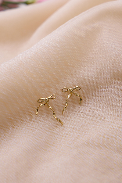 絲帶蝴蝶結。銀針耳環(金)