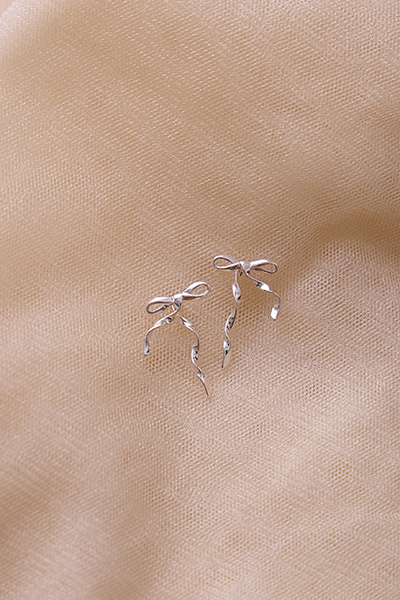絲帶蝴蝶結。銀針耳環(銀)