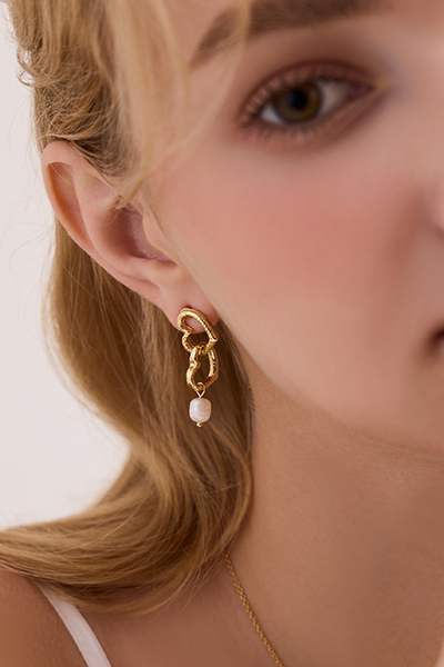 心型珍珠吊墜。銀針耳環