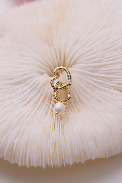 心型珍珠吊墜。銀針耳環