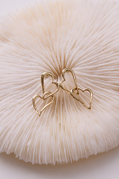 鏤空雙心垂墜。銀針耳環