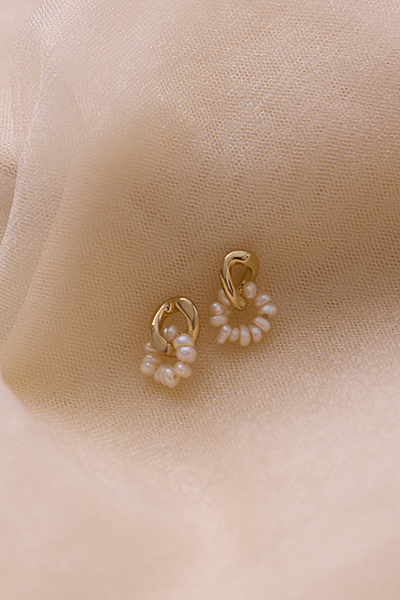 米粒珍珠雙環。銀針耳環