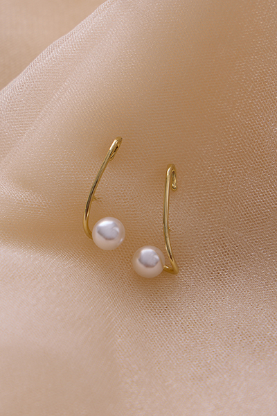 珍珠波浪曲線。銀針耳環