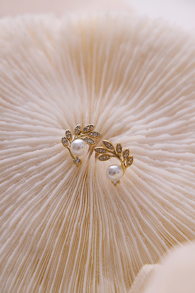 鋯石綴珠葉片。銀針耳環