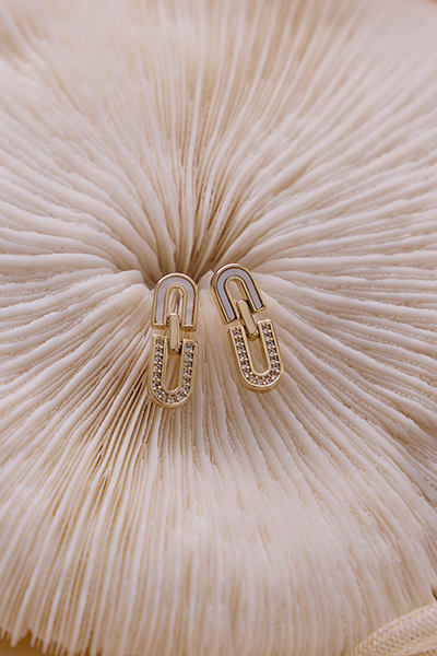 雙U鋯石貝片。銀針耳環