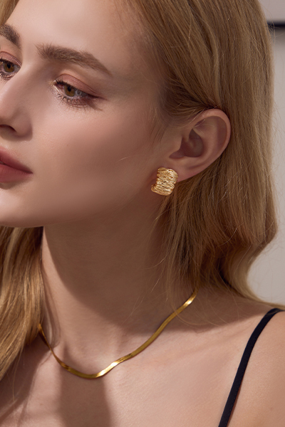 時髦不規則半彎。夾式耳環