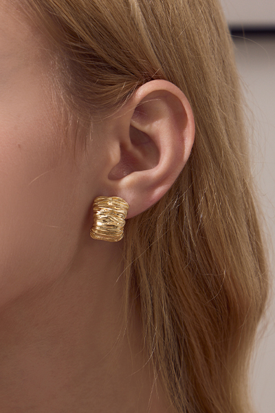 時髦不規則半彎。銀針耳環