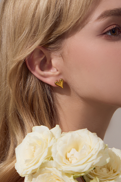 個性簡約愛心。針式耳環