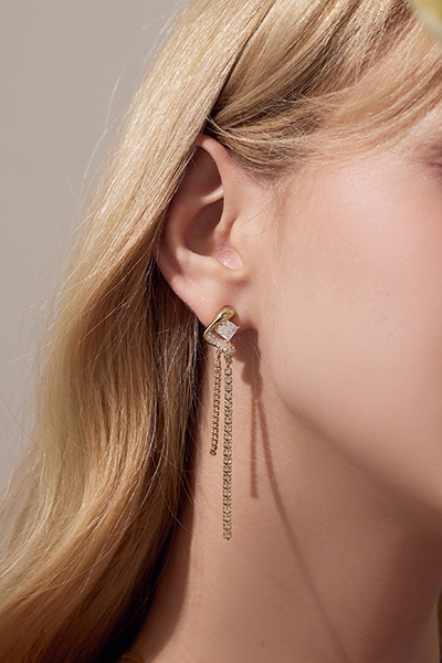 線型閃鑽流蘇。銀針耳環