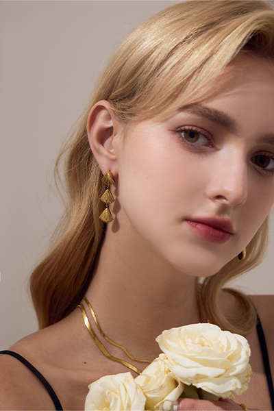 貝殼串接。針式耳環