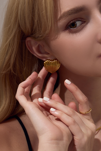 線條愛心貝。針式耳環