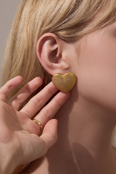 菱格紋壓花愛心。針式耳環