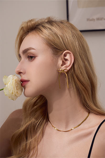 蝴蝶結流蘇。針式耳環