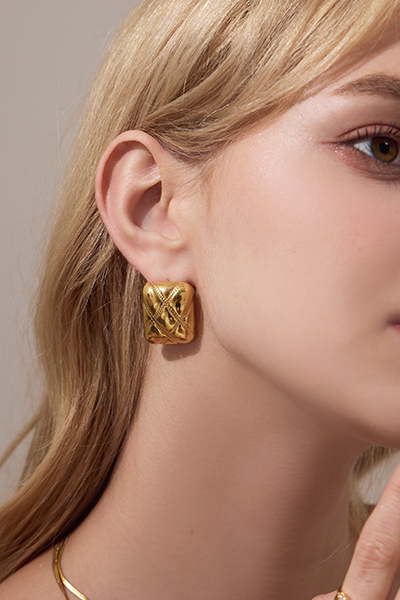 輕奢菱格紋。針式耳環