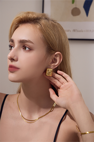 輕奢菱格紋。針式耳環