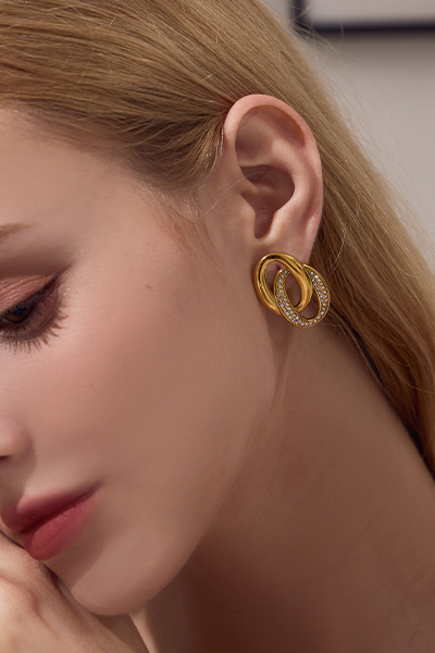 環繞閃鑽。針式耳環