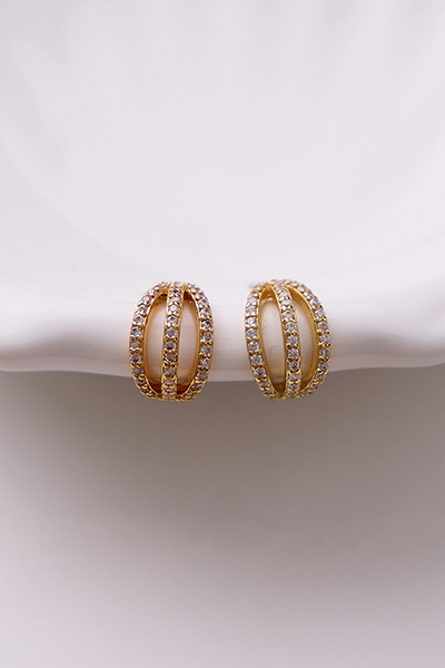 C形鑽。針式耳環