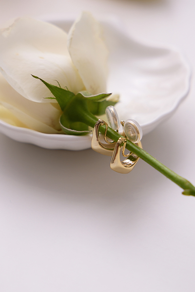 不規則C形。夾式耳環