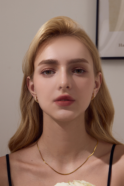 不規則C形。夾式耳環