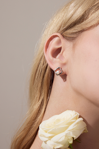簡約小巧方形珍珠。銀針耳環
