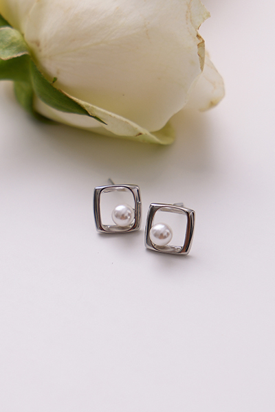 簡約小巧方形珍珠。銀針耳環