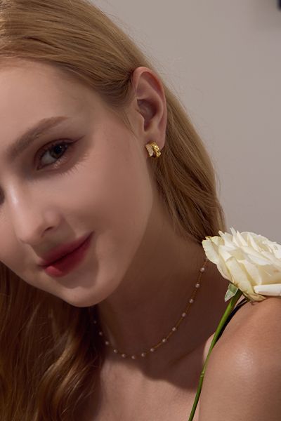 C形格紋。夾式耳環