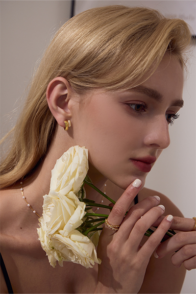 C形格紋。銀針耳環