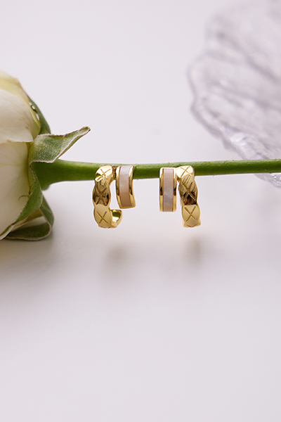 C形格紋。銀針耳環