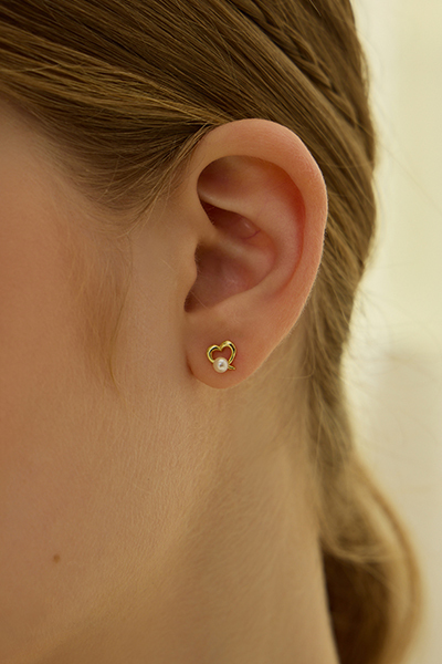 迷你鏤空心型珍珠。銀針耳環