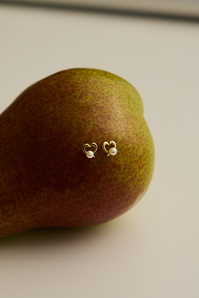 迷你鏤空心型珍珠。銀針耳環