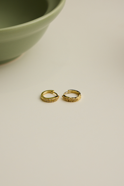 圈型鏤空鑽面。銀針耳環