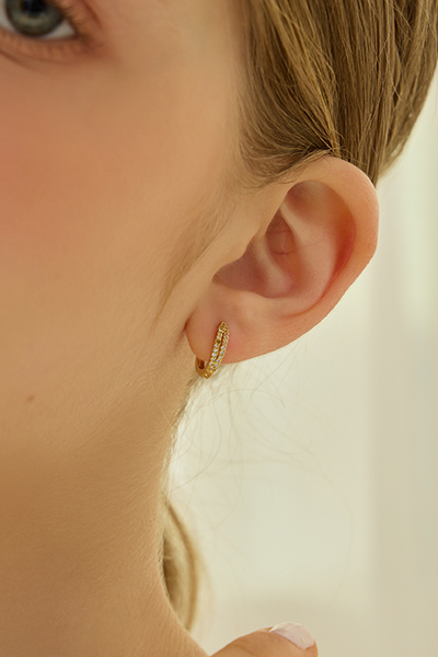 圈型鏤空鑽面。銀針耳環