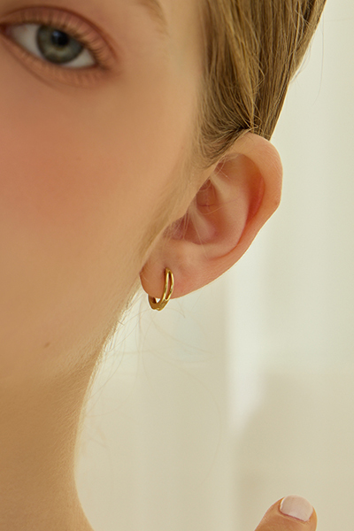 極簡圈型鏤空。銀針耳環