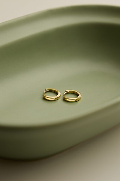 極簡圈型鏤空。銀針耳環