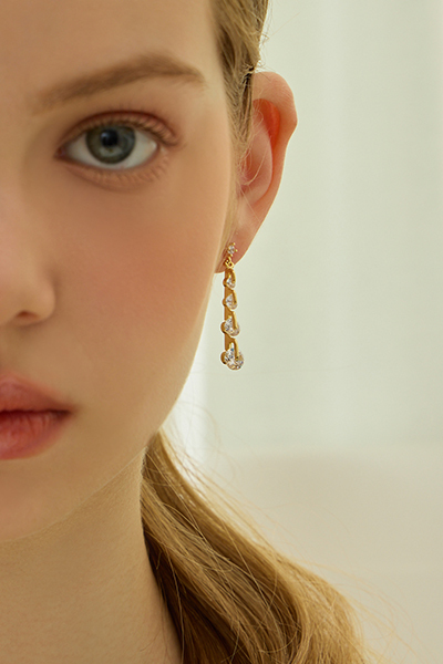 輕奢鋯石垂墜。銀針耳環