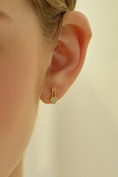 迷你心型迴紋針。銀針耳環