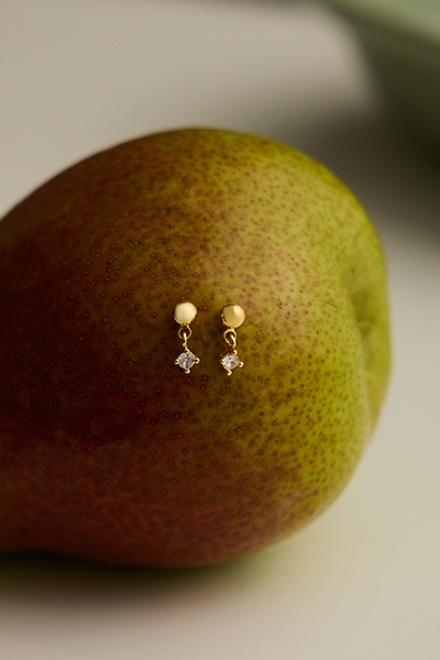 迷你鋯石掛墜。銀針耳環