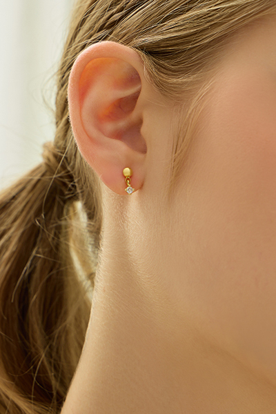 迷你鋯石掛墜。銀針耳環