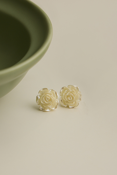 法式白玫瑰。銀針耳環