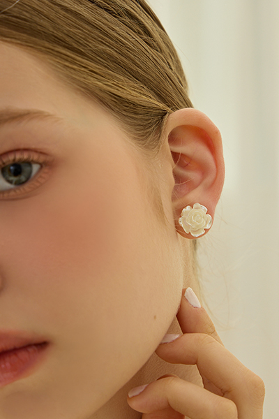 法式白玫瑰。銀針耳環