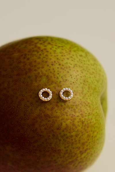 迷你法式環形珍珠。針式耳環