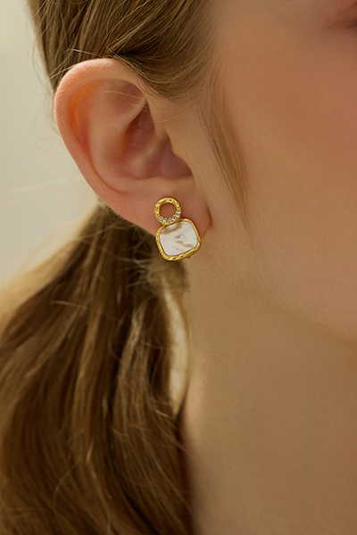 法式幾何鋯光貝殼。夾式耳環