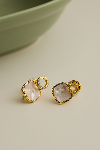 法式幾何鋯光貝殼。夾式耳環