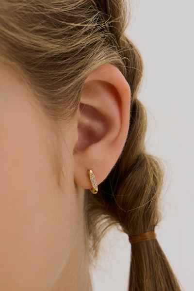 鑲石圈型。針式耳環