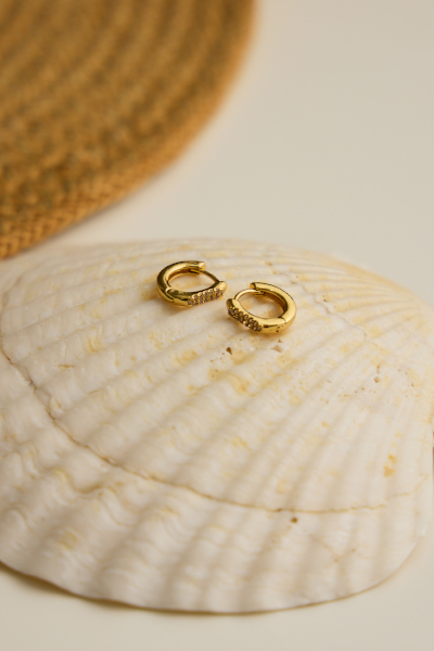 鑲石圈型。針式耳環