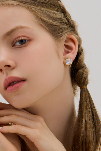 極簡光澤鋯石。夾式耳環